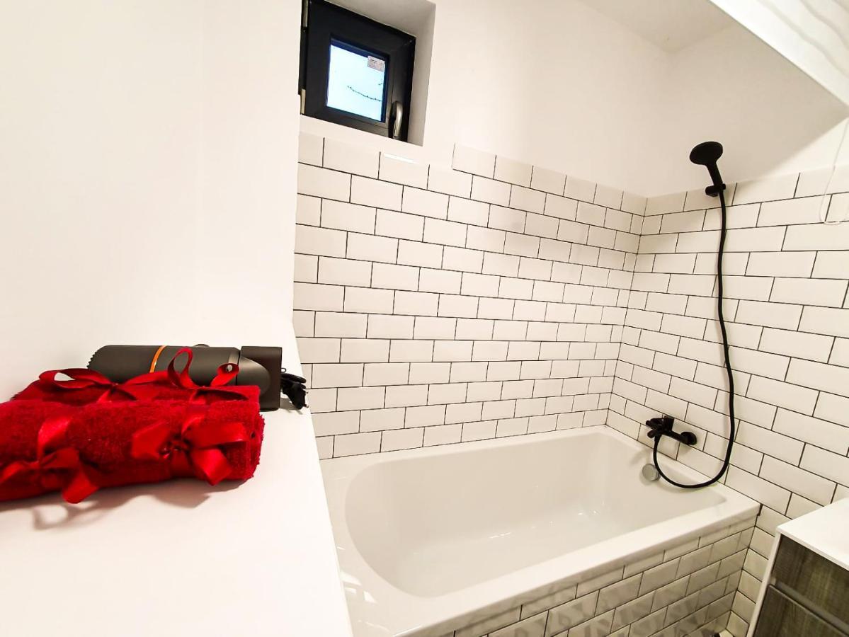 Urban Retreat: Industrial Chic 1Br Ap - Heart Of Bucharestアパートメント エクステリア 写真